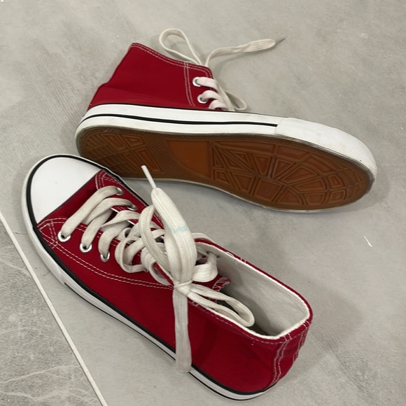 Red Converse size 6 - Picture 2 of 4
